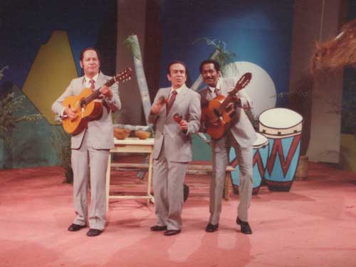 El Trío Los Isleños en pleno concierto, en un momento del bolero.