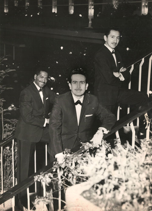 Los tres integrantes del Trío posando en escaleras, listos para una actuación.